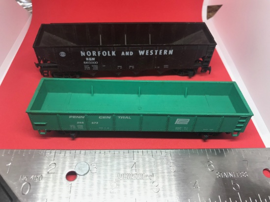 2 HO Scale model train cars
