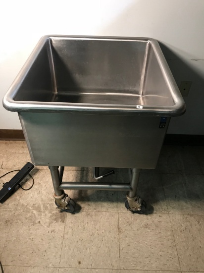 Portable soaking sink with built in drain
