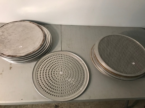 Approx 35, 16-17 inch pizza pans