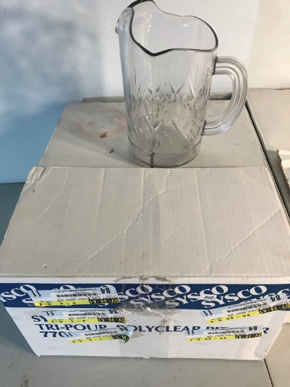 6 Sysco Tri-Pour pitchers, like new, 60 ounce