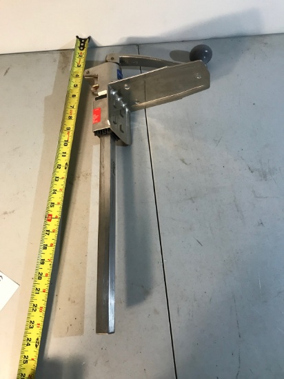 Countertop mounted can opener