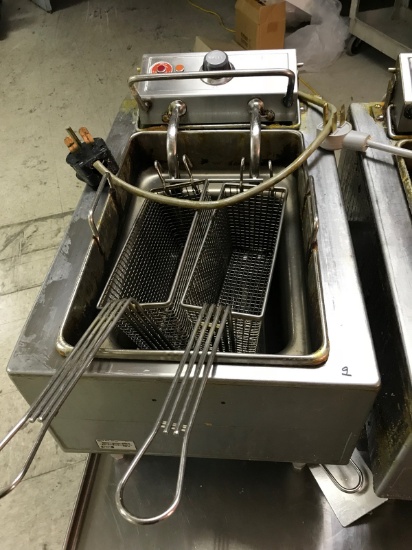 Wells F-49 Countertop 208/240 volt deep fryer, with 2 baskets