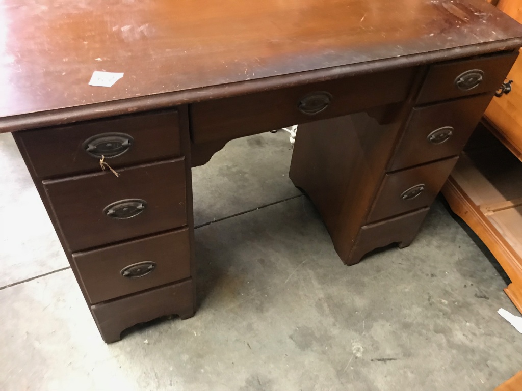 7 Drawer Desk With Dovetailed Drawers And Misc Contents 40