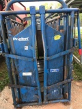 PRIEFERT SQUEEZE CHUTE W/ HEADGATE