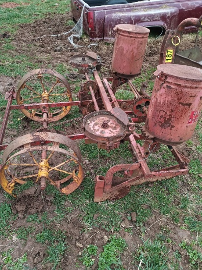 2 ROW PLANTER - MASSEY FERGUSON