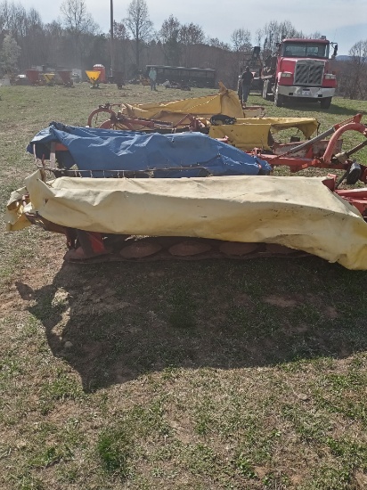 RED DISC MOWER (4 IN LOT) 2 WORK AND 2 ARE FOR PARTS - HAS EXTRA SMALL PART