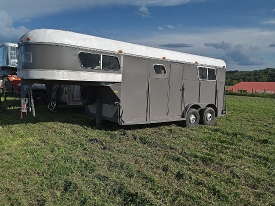 2007 COLT, 16FT GOOSENECK HORSE TRAILER, HAS TACK ROOM. WITH TITLE