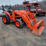 KUBOTA LA525 W/ FRONT END LOADER - 550 HOURS