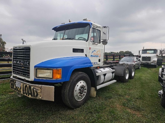 1998 Mack Road Tractor
