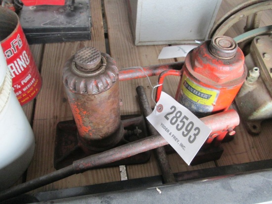 2 HYDROLIC JACKS