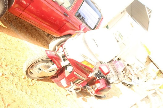 1997 HONDA GOLDWING 1500 MOTORCYCLE, 6 CYL GAS, SHOWING 4574 MILES, S: 1HFSC223 RUNS BUT NEEDS MAINT