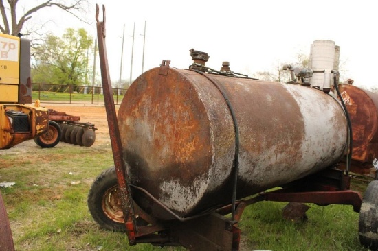 560 FUEL TANK WITH PUMP ON A 4-WHEEL WAGON FRAME