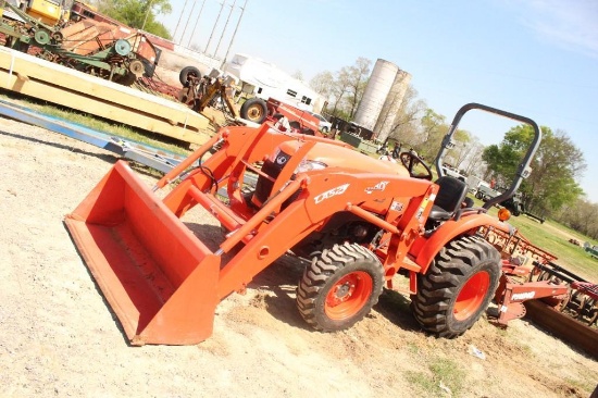 L2501 KUBOTA TRACTOR WITH KUBOTA FRONTEND LOADER, 4WD, 189.4 HOURS, RUNS, SN 75922