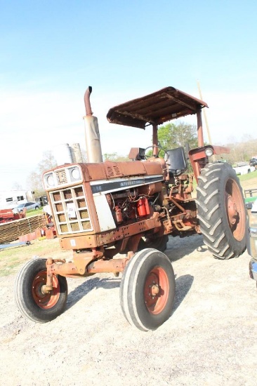 686 INTERNATIONAL TRACTOR, SN:2450174V011130, RUNS, SHOWING 9726.7 HOURS