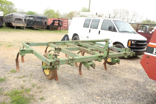 JD 1600 CHISEL PLOW