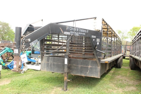 2010 32' CIRCLE W GOOSENECK STOCK TRAILER, WITH 3 CUT GATES, REAR BUTTERFLY GATES, TRIAXLE,7K AXLES