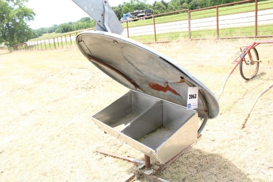 MOOR MAN'S SWIVEL MINERAL FEEDER