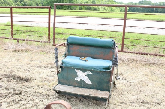 2 HOLE DOG BOX W/SEAT