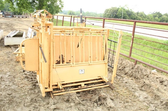FOR-MOST BRAND CALF TABLE W/ 2 BOW GATES & 4CT CHUTE PANELS