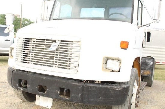 2000 FREIGHTLINER, 6 SPD TRANS, SHOWING 43613 MILESENGINE HOURS 73WEIGHT 12,000 LBSRUNS/DRIVES, A/C