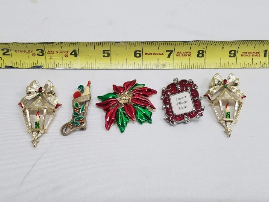 5 Christmas/Holiday Broaches/Pins