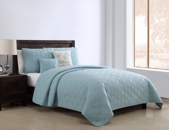 King Size Holiday Kaleidoscope Quilt Set: Comforter, 2 Shams, 2 Decorative Pillows - New