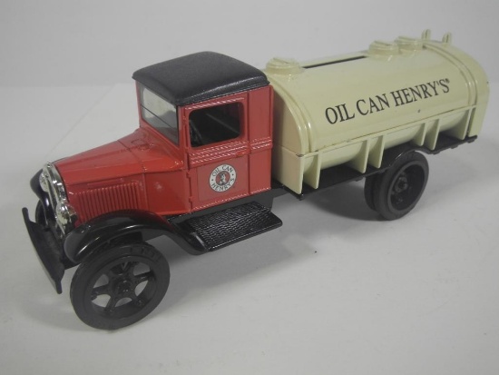 Ertl 1931 Hawkeye "Oil Can Henry's" Tanker Bank w/Key & Box