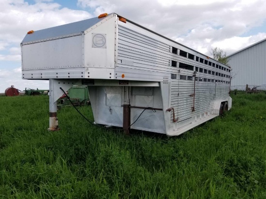 1990 BARRETT 24' ALL ALUMINUM LIVESTOCK TRAILER