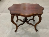 VICTORIAN WALNUT TURTLE TOP PARLOR TABLE WITH CARVED FINIAL CENTER AT BASE