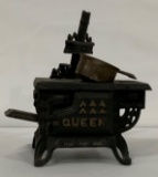 MINIATURE CAST IRON DOLL SIZE QUEEN STOVE WITH GRATES AND COOKING PAN 5.75
