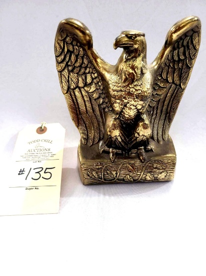 GOLDEN STATUE OF AN AMERICAN EAGLE
