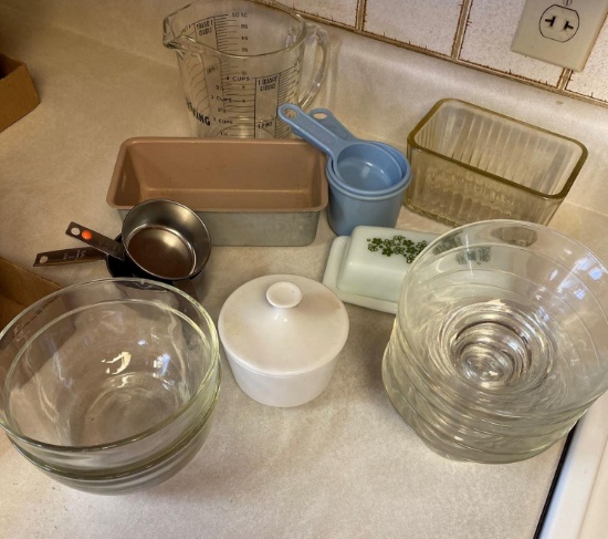 Misc kitchen bowls and measuring cups