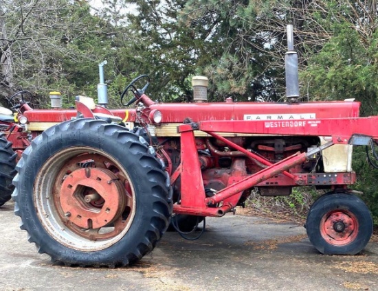 Farmall 560 Gas Tractor - LOADER NOT INCLUDED (8a)