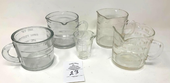 Vintage 1 c measuring cups and 1.5 oz with spout