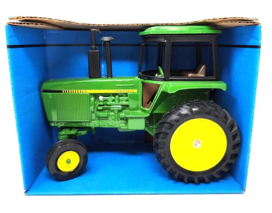 ERTL FARM COUNTRY JOHN DEERE ROW CROP TRACTOR NIB