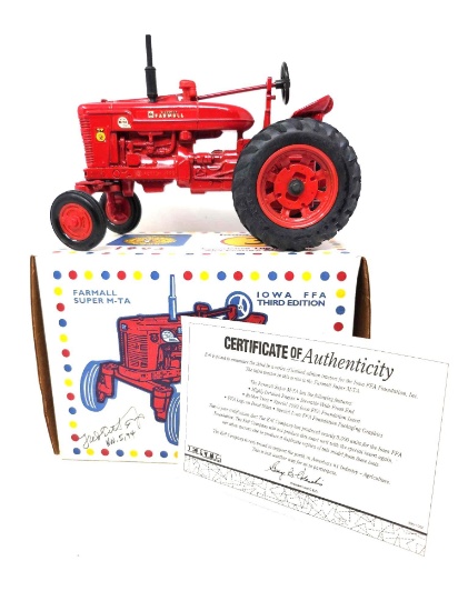 1993 ERTL FARMALL SUPER M-TA TRACTOR NIB