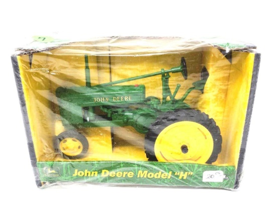 ERTL JOHN DEERE MODEL H TRACTOR NIB