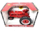 ERTL FARMALL SUPER M TRACTOR NIB