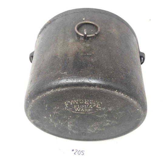No.8 Favorite Piquaware Cast Iron Flat Bottom Kettle