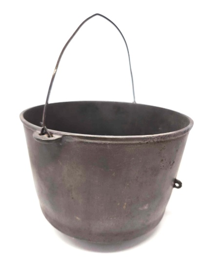 No.9 Wagner "Early Logo" 3 Legged Kettle