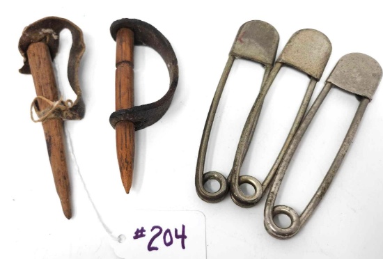 2 Early Shucking Pegs And 3 Saddle Nlanket Pins