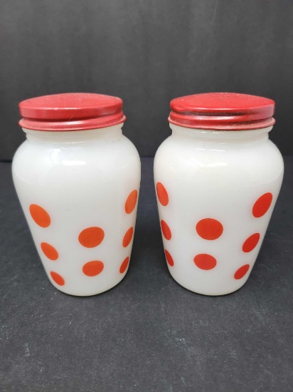 FireKing Red Dot Shaker Set