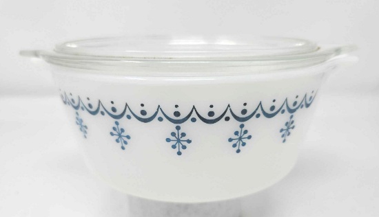 Pyrex Snowflake Garland 472 Casserole w/Lid