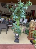 PLANTER 7' TALL PALM