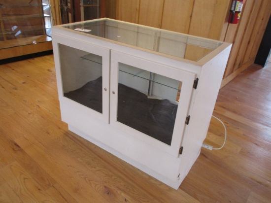 WHITE PAINTED WOOD AND GLASS DISPLAY CASE, APPROX 5' WIDE. 