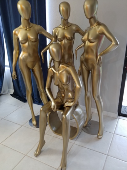 4 Mannequins With One Base