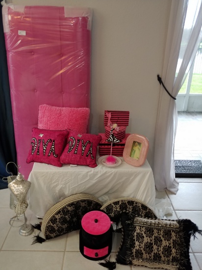 Pink & Black Bedroom Décor