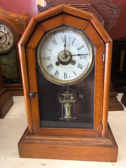 Mantle clock with key and pendulum