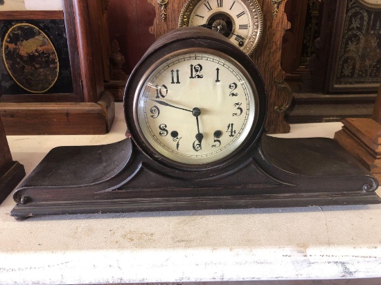 Tabletop clock with pendulum