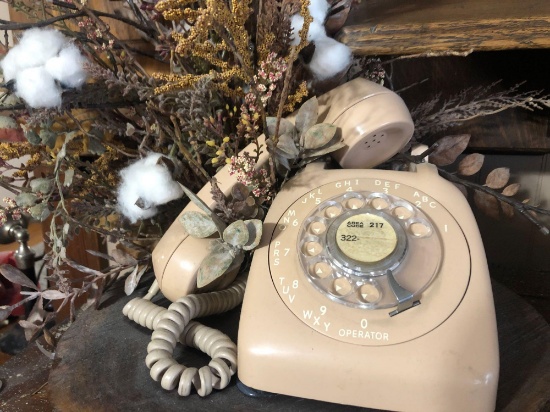 VINTAGE ROTARY PHONE ON WOOD BASE